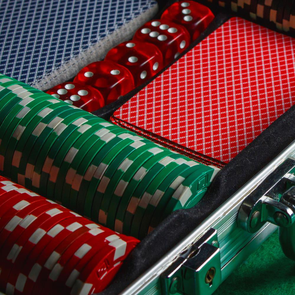 Professional title: "200-Piece Texas Holdem Poker Chip Set with 11.5g Casino Chips and Aluminum Case"